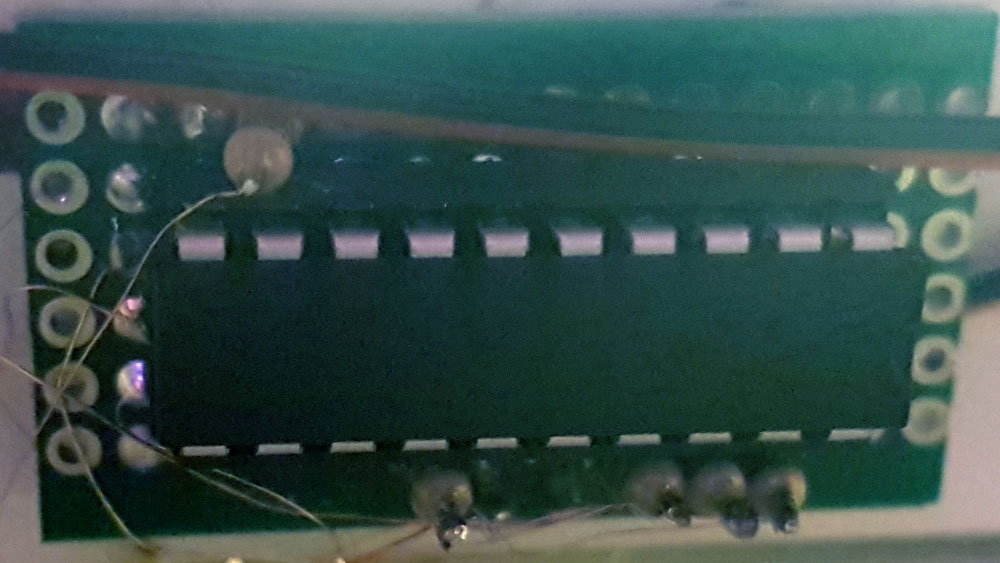 Einer der Mikrocontroller (ATtiny 2313) im Einsatz des Halloweeen-Dioramas